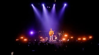 Musisi Jacob Collier tampil dalam acara BNI Java Jazz Festival 2025 di JIExpo Kemayoran, Jakarta, Jumat (30/5/2025). [Suara.com/Alfian Winanto]