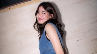 5 Padu Padan Outfit Kasual ala Mawar Eva untuk Tampil Catchy saat Hangout