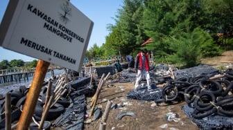 Sampah Limbah Pabrik Pantai Balongan Indah