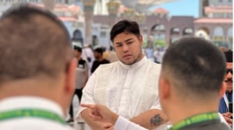 Kunjungi Masjid Nabawi, Potret Tatapan Kosong Ivan Gunawan Tuai Sorotan