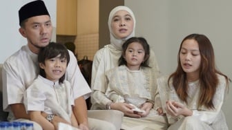 Tangis Haru Iringi Keberangkatan Haji Ananda Omesh dan Dian Ayu Lestari