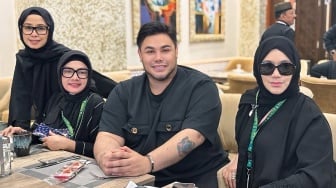 Visa Furoda Tak Terbit, Ivan Gunawan Tetap Santai Bagi-bagi Makanan di Madinah