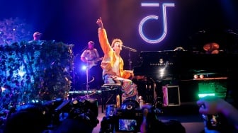 Musisi Jacob Collier tampil dalam acara BNI Java Jazz Festival 2025 di JIExpo Kemayoran, Jakarta, Jumat (30/5/2025). [Suara.com/Alfian Winanto]