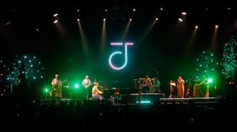 Musisi Jacob Collier tampil dalam acara BNI Java Jazz Festival 2025 di JIExpo Kemayoran, Jakarta, Jumat (30/5/2025). [Suara.com/Alfian Winanto]
