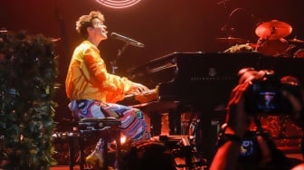 Musisi Jacob Collier tampil dalam acara BNI Java Jazz Festival 2025 di JIExpo Kemayoran, Jakarta, Jumat (30/5/2025). [Suara.com/Alfian Winanto]