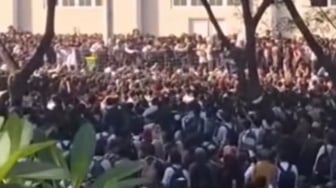 Viral Job Fair Dipenuhi Lautan Pencari Kerja, Bupati Bekasi: Ada Beban Moral