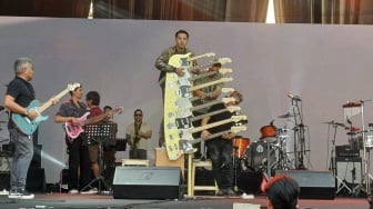 Keren Abis, Balawan Mainkan Gitar 9 Neck Saat Kolaborasi Bareng Jakarta Drumschool All Stars