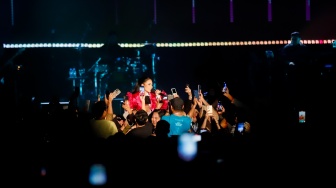 Penyanyi Krisdayanti saat tampil dalam acara BNI Java Jazz Festival 2025 di JIExpo Kemayoran, Jakarta, Sabtu (31/5/2025). [Suara.com/Alfian Winanto]