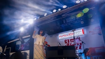 Penyanyi Natasya Elvira tampil bersama band Societeit de Harmonie di panggung Java Jazz Festival 2025 di JIExpo Kemayoran, Jakarta, Sabtu (31/5/2025). [Suara.com/Alfian Winanto]