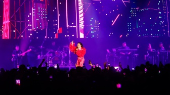 Penyanyi Krisdayanti saat tampil dalam acara BNI Java Jazz Festival 2025 di JIExpo Kemayoran, Jakarta, Sabtu (31/5/2025). [Suara.com/Alfian Winanto]