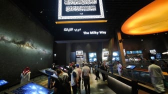 Sejumlah pengunjung berada di The Makkah Clock Tower Museum yang terletak di dekat Masjidil Haram, Makkah, Arab Saudi, Selasa (27/5/2025). [ANTARA FOTO/Andika Wahyu/YU]