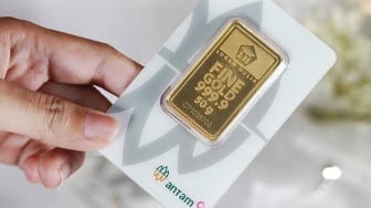 Harga Emas Antam Anjlok Rp12.000 di Akhir Pekan