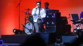 Penyanyi Adikara saat tampil dalam acara BNI Java Jazz Festival 2025 di JIExpo Kemayoran, Jakarta, Sabtu (31/5/2025). [Suara.com/Alfian Winanto]