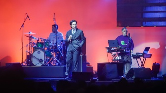 Penyanyi Bilal Indrajaya saat tampil dalam acara BNI Java Jazz Festival 2025 di JIExpo Kemayoran, Jakarta, Sabtu (31/5/2025). [Suara.com/Alfian Winanto]