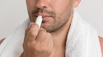 7 Rekomendasi Lip Balm untuk Pria: Ber-SPF dan Ampuh Atasi Bibir Kering