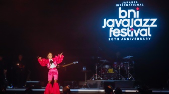 Penyanyi Krisdayanti saat tampil dalam acara BNI Java Jazz Festival 2025 di JIExpo Kemayoran, Jakarta, Sabtu (31/5/2025). [Suara.com/Alfian Winanto]
