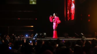 Penyanyi Krisdayanti saat tampil dalam acara BNI Java Jazz Festival 2025 di JIExpo Kemayoran, Jakarta, Sabtu (31/5/2025). [Suara.com/Alfian Winanto]