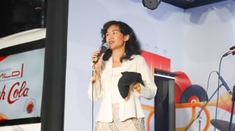 Penyanyi Natasya Elvira tampil bersama band Societeit de Harmonie di panggung Java Jazz Festival 2025 di JIExpo Kemayoran, Jakarta, Sabtu (31/5/2025). [Suara.com/Alfian Winanto]