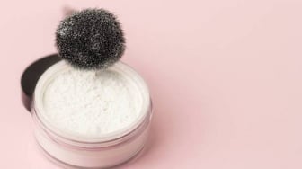 5 Rekomendasi Bedak Tabur untuk Kulit Berminyak, Harga di Bawah Rp50 Ribu