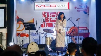 Penyanyi Natasya Elvira tampil bersama band Societeit de Harmonie di panggung Java Jazz Festival 2025 di JIExpo Kemayoran, Jakarta, Sabtu (31/5/2025). [Suara.com/Alfian Winanto]
