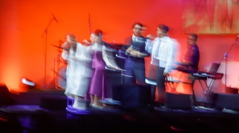(dari kiri ke kanan) Penyanyi Danilla Riyadi, Kris Dayanti, Bilal Indrajaya dan Adikara saat tampil dalam acara BNI Java Jazz Festival 2025 di JIExpo Kemayoran, Jakarta, Sabtu (31/5/2025). [Suara.com/Alfian Winanto]