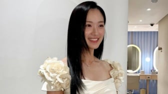 Gaya Simpel tapi Bikin Naksir! Intip 5 Padu Padan Manis ala Kim Hye Yoon