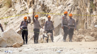 Anggota kepolisian mencari korban menggunakan anjing pelacak di lokasi longsor galian C, Cipanas, Dukuhpuntang, Kab. Cirebon, Jawa Barat, Sabtu (31/5/2025). [ANTARA FOTO/Dedhez Anggara/agr]