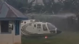 Dramatis! Detik-Detik Helikopter Mendarat Darurat di Enrekang, Pilot Banjir Pujian