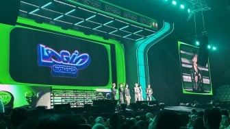 Terkesan Perdana Manggung di Jakarta, NCT Wish Kepincut Pisang Goreng