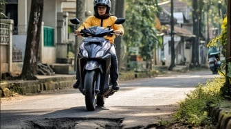Lika-Liku Jalan Berlubang? Terapkan 5 Tips Aman Berkendara Motor Ini Sekarang Juga