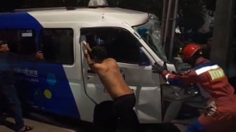 Tragis! Usai Kubur Jenazah Ayahnya, Sopir JakLingko di Jakut Tubruk Tiang sampai Terjepit