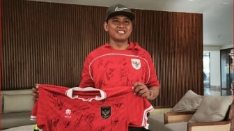 Naik Sepeda Motor ke Bali Dan Bayar Hotel Rp 10 Juta Demi Bertemu Pemain Timnas