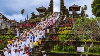 Meski Tak Larang Pedagang Jual Air Minum Kemasan, Pura Besakih Semakin Bersih Tanpa Sampah