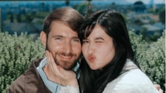 8 Potret Pernikahan Stephanie Poetri dan Asher di Pengadilan Beverly Hills, Sederhana Banget!