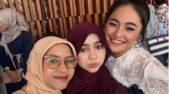 7 Momen Sienna Kasyafani Lulus SD, Didampingi Dua Ibu