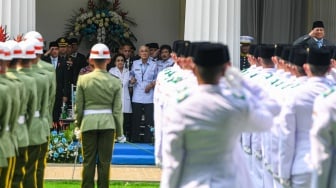 Presiden Prabowo Subianto (kanan) bersama Wakil Presiden Gibran Rakabuming Raka (kiri), Presiden ke-5 sekaligus Ketua Dewan Pengarah Badan Pengarah Badan Pembina Ideologi Pancasila Megawati Soekarnoputri (kedua kiri) dan Wakil Presiden ke-6 Try Sutrisno (ketiga kiri) mengikuti upacara Hari Lahir Pancasila di Gedung Pancasila, Jakarta, Senin (2/6/2025). [ANTARA FOTO/Muhammad Adimaja]