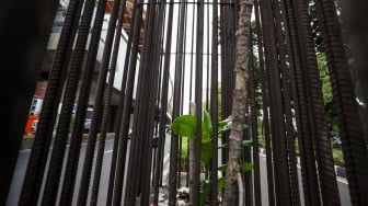 Pengendara melintas di dekat tiang bekas proyek monorel Jakarta di kawasan Jalan HR Rasuna Said, Jakarta, Senin (2/6/2025). [Suara.com/Alfian Winanto]