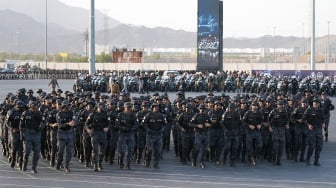 Petugas keamanan pemerintah Kerajaan Arab Saudi mengikuti apel pasukan pengamanan haji 2025 di Arafah, Provinsi Makkah, Arab Saudi, Sabtu (31/5/2025). [ANTARA FOTO/Ahmad Faisal/wpa/nym]
