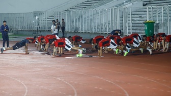 Sejumlah Pesepak Bola Timnas Indonesia mengikuti sesi latihan di Stadion Madya, Jakarta, Senin (2/6/2025). [Suara.com/Alfian Winanto]