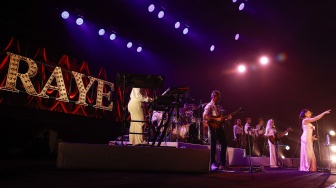 Penampilan Raye pada acara Jakarta International BNI Java Jazz Festival (JJF) di JIExpo, Kemayoran, Jakarta, Minggu (1/6/2025). [ANTARA FOTO/Dhemas Reviyanto/rwa]