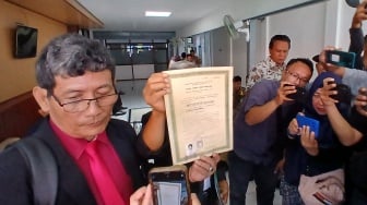 Akhirnya! Teman Jokowi Tunjukan Ijazah Asli dan Ajukan Gugatan Intervensi