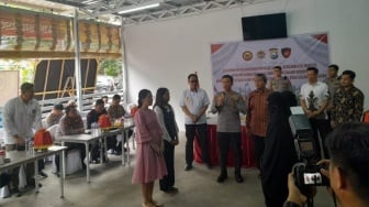 Korban Bom Gereja Makassar Peluk Keluarga Pelaku Terorisme: "Kami Memaafkan"