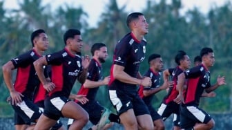 Viral Tangan Patrick Kluivert Colek Manja Jay Idzes: Hati-hati Kalau Ngomong!