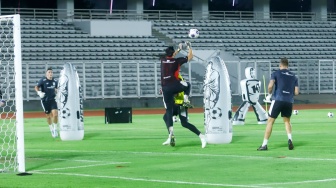 Sejumlah Pesepak Bola Timnas Indonesia mengikuti sesi latihan di Stadion Madya, Jakarta, Senin (2/6/2025). [Suara.com/Alfian Winanto]
