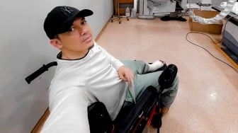 Irwansyah Alami Musibah, Kini Harus Pakai Kursi Roda