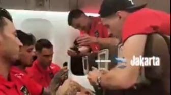 Joey Pelupessy Cs Asyik Main Kartu Remi, Udah Kayak di Pos Ronda