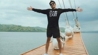 Kenang Ricky Siahaan, Desta Tak Kuasa Tahan Tangis Saat Manggung Bareng Band Chapter 69