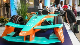 Jelang Formula E, Jakpro Pamerkan Mobil Balap di Bundaran HI