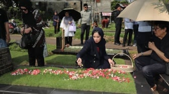 AHY Bagikan Kabar Duka, Annisa Pohan Bersedih di Depan Makam