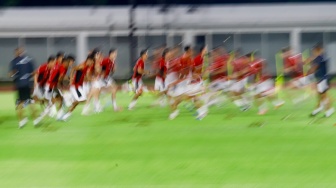Sejumlah Pesepak Bola Timnas Indonesia mengikuti sesi latihan di Stadion Madya, Jakarta, Senin (2/6/2025). [Suara.com/Alfian Winanto]